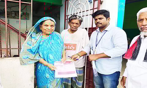 வேலூர் ஆர்.என்.பாளையத்தில் மகளிர் உரிமை தொகைக்காண விண்ணப்பம் வீடு வீடாக வழங்கிய காட்சி.