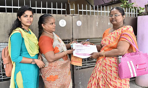  அகில்மேடு மெயின் வீதியில் ரேஷன் கடை பணியாளர்கள் வீடு, வீடாக வழங்கிய போது எடுத்த படம்.