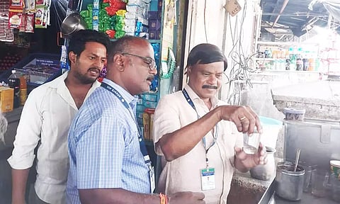 அதிகாரிகள் ஆய்வு செய்த காட்சி.