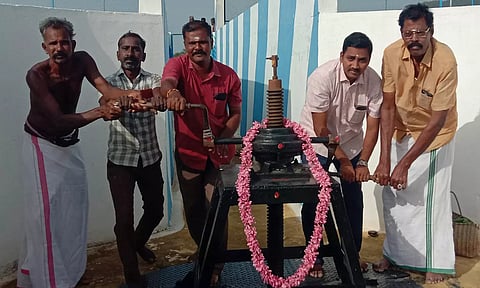 குண்டேரிப்பள்ளம் அணையில் இருந்து பாசனத்திற்காக இன்று பொதுப்பணித்துறை சார்பில் தண்ணீர் திறந்து விடப்பட்டது.