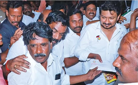 கள்ளக்குறிச்சி மாவட்டம் உளுந்தூர்பேட்டை தொகுதி எலவனாசூர்கோட்டையில் நடந்த நிகழ்ச்சியில் கலந்து கொள்ள வந்த அமைச்சர் உதயநிதி ஸ்டாலினுக்கு உளுந்தூர்பேட்டை மேற்கு ஒன்றிய தி.மு.க. செயலாளரும், உளுந்தூர்பேட்டை யூனியன் ஒன்றிய குழு தலைவருமான ராஜவேல் உற்சாக வரவேற்பு அளித்தார்.