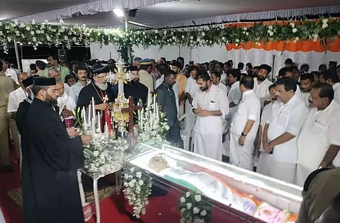 சிறப்பு பிரார்த்தனை, இறுதிச்சடங்கு முடிந்து உம்மன் சாண்டியின் உடல் நல்லடக்கம்