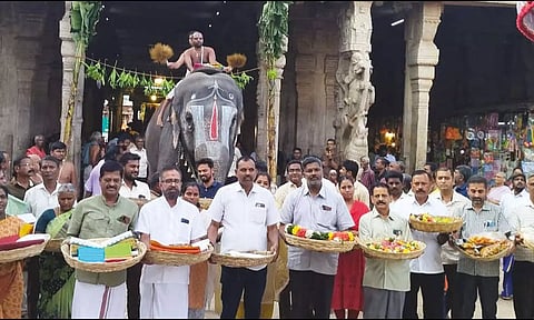 ஸ்ரீரங்கம் ரெங்கநாதர் கோவிலில் இருந்து ஸ்ரீவில்லிபுத்தூர் ஆண்டாளுக்கு வஸ்திர மரியாதை