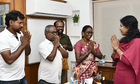 ஊர்திரும்பிய பக்தர்கள் தேனி மாவட்ட கலெக்டர் ஷஜீவனாவை சந்தித்து நன்றி கூறினர்.
