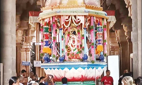 நெல்லையப்பர் கோவிலில் ஆடிப்பூர திருவிழா: செப்பு தேரில் காந்திமதி அம்பாள் வீதிஉலா