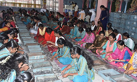 உண்டியல் காணிக்கை எண்ணும் பணி நடைபெற்றது.