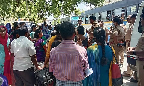 ஆறுமுகநேரியில் தொண்டு நிறுவன அலுவலகத்தை முற்றுகையிட்டு தற்காலிக ஆசிரியைகள் போராட்டம்