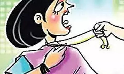மூதாட்டியிடம் 5 பவுன் சங்கிலி பறிப்பு