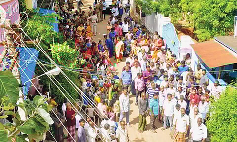செல்போன் டவர் அமைக்க எதிர்ப்பு தெரிவித்து பொதுமக்கள் மீண்டும் போராட்டம்: போலீஸ் குவிப்பு-பதட்டம்