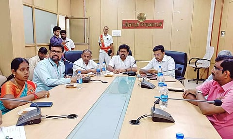 மேயர் தினேஷ்குமார் தலைமையில் ஆலோசனைக்கூட்டம் நடைப்பெற்ற காட்சி.