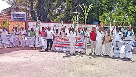 மோகனூரில் உள்ள சேலம் கூட்டுறவு சர்க்கரை ஆலையில் முன்பு விவசாயிகள் ஆர்ப்பாட்டம் செய்த போது எடுத்த படம்.