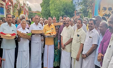 நிகழ்ச்சியில் கடம்பூர் ராஜூ எம்.எல்.ஏ. கலந்து கொண்டபோது எடுத்த படம். அருகில் சமுதாய மண்டல தலைவர் சின்னச்சாமி மற்றும் பலர் உள்ளனர்.