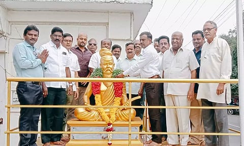 தமிழ் சங்கத்தில் திருவள்ளுவர் சிலைக்கு மாலை அணிவித்த காட்சி.
