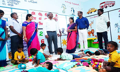 அங்கன்வாடி மையத்தில் கலெக்டர் ஆய்வு செய்த காட்சி.