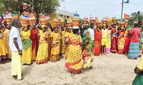 மாகரல் பவானி அம்மன் கோவில் ஆடித் திருவிழா- விமரிசையாக நடைபெற்ற முளைப்பாரி ஊர்வலம்