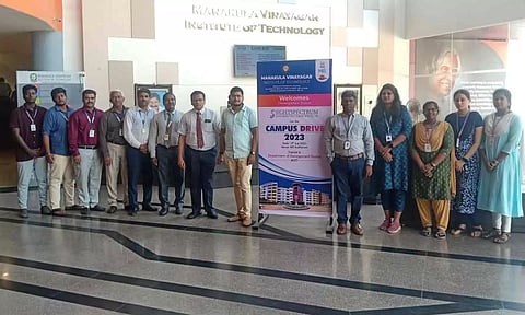 எம்.ஐ.டி. கல்லூரியில் வேலை வாய்ப்பு முகாம் நடைபெற்ற காட்சி.