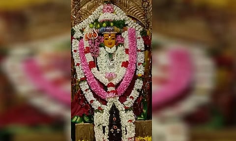 ஆடி பூரம் விழாவையொட்டி சென்னிமலை கைலாசநாதர் கோவிலில் அம்மனுக்கு ஊஞ்சல் உற்சவம்