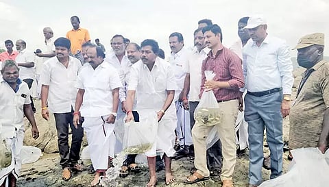 மீன்வளத்துறை சார்பில் 6 லட்சம் மீன் குஞ்சுகள் மேட்டூர் எம்.எல்.ஏ. சதாசிவம் முன்னிலையில் ஆற்றில் விடப்பட்டது.