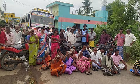 தாயனூர் கிராமத்தில் பொதுமக்கள் சாலை மறியல் செய்ததை படத்தில் காணலாம்.