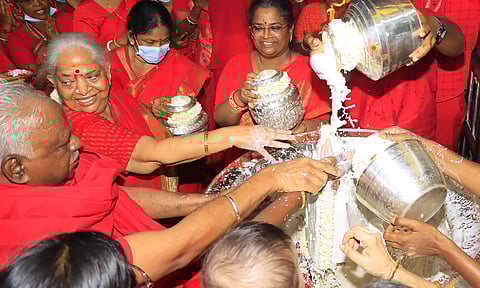 மேல்மருவத்தூரில் ஆடிப்பூர விழா: பங்காரு அடிகளார் சுயம்பு அம்மனுக்கு பால் அபிஷேகம் செய்து தொடங்கி வைத்தார்