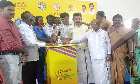 பாளை வ.உ.சி. மைதானத்தில் நடந்த நிகழ்ச்சியில் கோப்பைக்கு வரவேற்பு அளிக்கப்பட்ட காட்சி.