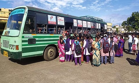 பாவூர்சத்திரத்தில் போதிய அரசு பஸ்கள் இல்லாததால் மாணவர்கள் அவதி