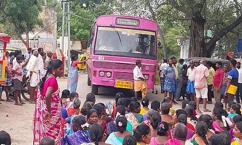 100 நாள் வேலை திட்ட பெண்கள் அரசு பஸ்சை சிறைப்பிடித்து மறியல்