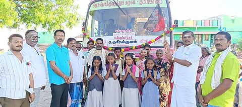 புதிய பஸ்சை முன்னாள் ஊராட்சி மன்ற தலைவர் பாண்டி கொடியசைத்து தொடங்கி வைத்தார்.