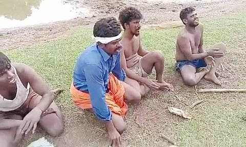 வீடியோவில் வாலிபர்களை தாக்கும் காட்சி.