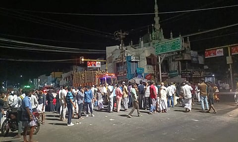 சாலை மறியலில் ஈடுபட்டவர்களை படத்தில் காணலாம்.