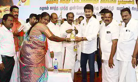 கள்ளக்குறிச்சி அருகே மாடூர் தனியார் மண்டபத்தில் நடைபெற்ற பொற்கிழி வழங்கும் நிகழ்ச்சியில் பங்கேற்ற அமைச்சர் உதயநிதி ஸ்டாலினுக்கு ஒன்றிய குழு சேர்மன் அலமேலு ஆறுமுகம் நினைவு பரிசு வழங்கியபோது எடுத்தபடம்.