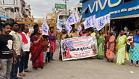 இந்திய தேசிய மாதர் சம்மேளனம் சார்பில் ஆர்ப்பாட்டம் நடந்த போது எடுத்த படம்