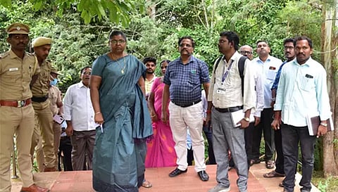 வல்வில் ஓரி விழா முன்னேற்பாடு பணிகளை கலெக்டர் டாக்டர்.உமா ஆய்வு செய்த காட்சி.