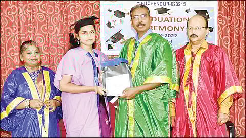 விழாவில் தூத்துக்குடி அரசு ஆஸ்பத்திரி டாக்டர் ராகேஷ் பெர்னாண்டோ ஒரு மாணவிக்கு பட்டம் வழங்கியபோது எடுத்த படம். கல்லூரி செயலாளர் நாராயண ராஜன், கல்லூரி முதல்வர் கலைக்குரு செல்வி அருகில் உள்ளனர்.