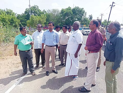 ஆறுமுகநேரியில் விளையாட்டு மைதானம் அமைவதற்கான இடத்தை கலெக்டர் செந்தில்ராஜ் பார்வையிட்ட போது எடுத்த படம். அருகில் பேரூராட்சி துணைத் தலைவர் கல்யாணசுந்தரம், செயல் அலுவலர் கணேசன் ஆகியோர் உள்ளனர்.