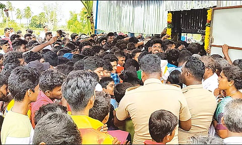 மக்கள் கூட்டத்தையும், போலீசார் அவர்களை ஒழுங்குப்படுத்தும் பணியில் ஈடுபட்டதையும் படத்தில் காணலாம்.