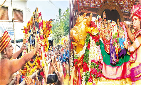 அம்பாளுக்கும், சுவாமிக்கும் மாலை மாற்றுதல் நிகழ்ச்சி நடைபெற்றதை படத்தில் காணலாம்.