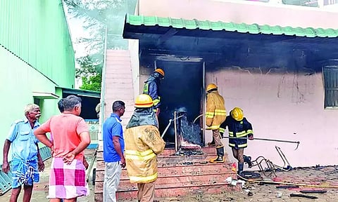 தீயணைப்பு வீரர்கள் தண்ணீரை பீய்ச்சியடித்து தீயை அணைத்த போது எடுத்தபடம்.