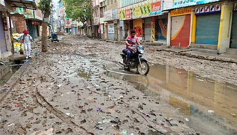 சேலம் தேவேந்திரபுரம் தெரு மழையால் சேறும், சகதியுமாக மாறியது. இதனால் வாகன ஓட்டிகள் கடும் சிரமம் அடைந்தனர்.