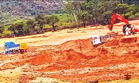 அணையில் வண்டல் மண் அள்ளும் பணி நடைபெறுவதை படத்தில் காணலாம்.