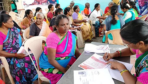 சேலம் மணக்காடு அரசு தொடக்கப் பள்ளியில் நடந்த பெண்கள் உரிமை தொகை வழங்குவதற்கான விண்ணப்ப பதிவு முகாமில் பூர்த்தி செய்யப்பட்ட விண்ணப்பங்களை வழங்க குவிந்த பெண்களை படத்தில் காணலாம்.