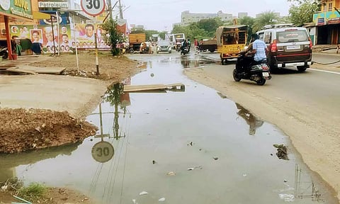 பிள்ளையார்குப்பம் தேசிய நெடுஞ்சாலையில் தேங்கி நிற்கும் கழிவு நீரில் ஊர்ந்து செல்லும் வாகனங்களை படத்தில் காணலாம்.