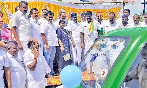 பழனிநாடார் எம்.எல்.ஏ., தெற்கு மாவட்ட தி.மு.க. செயலாளர் சிவபத்மநாதன் ஆகியோர் பேட்டரி வாகனத்தை தொடங்கி வைத்தனர். அருகில் நகராட்சி சேர்மன் வள்ளி முருகன் உள்ளார்.