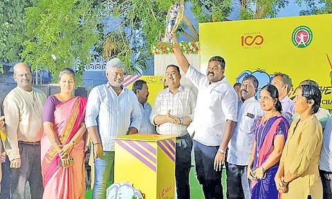 ஹீரோ ஆசிய ஆண்கள் சாம்பியன்ஷிப் ஆக்கி போட்டிக்கான கோப்பைக்கு உற்சாக வரவேற்பு அளிக்கப்பட்டது. அப்போது ராஜா எம்.எல்.ஏ. கோப்பையை அறிமுகப்படுத்திய காட்சி.