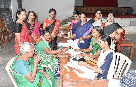கடலூரில் விண்ணப்பங்கள் பதிவு செய்யும் முகாமை மாநகராட்சி மேயர் சுந்தரி ராஜா திடீர் ஆய்வு மேற்கொண்டார்.
