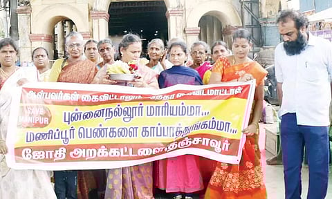 புன்னைநல்லூர் மாரியம்மன் கோவிலில் பெண்கள் சிறப்பு வழிபாடு செய்தனர்.