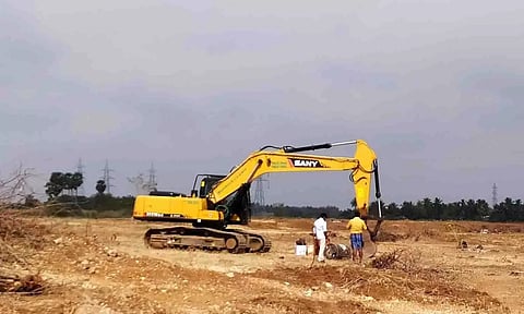தூர்வாரும் பணி நடைபெறுகின்றக் காட்சி.