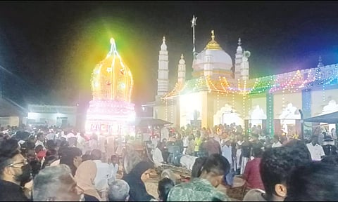 பாசிப்பட்டினம் தர்காவில் சந்தனக்கூடு திருவிழா கொடியேற்றம்