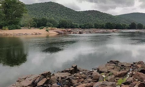 ஒகேனக்கல் காவிரி ஆற்றில் தண்ணீர் செல்வதை படத்தில் காணலாம்.