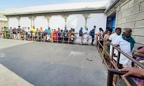 அம்மன் கோவில்களில் பெண் பக்தர்கள் கூட்டம் அலைமோதியது